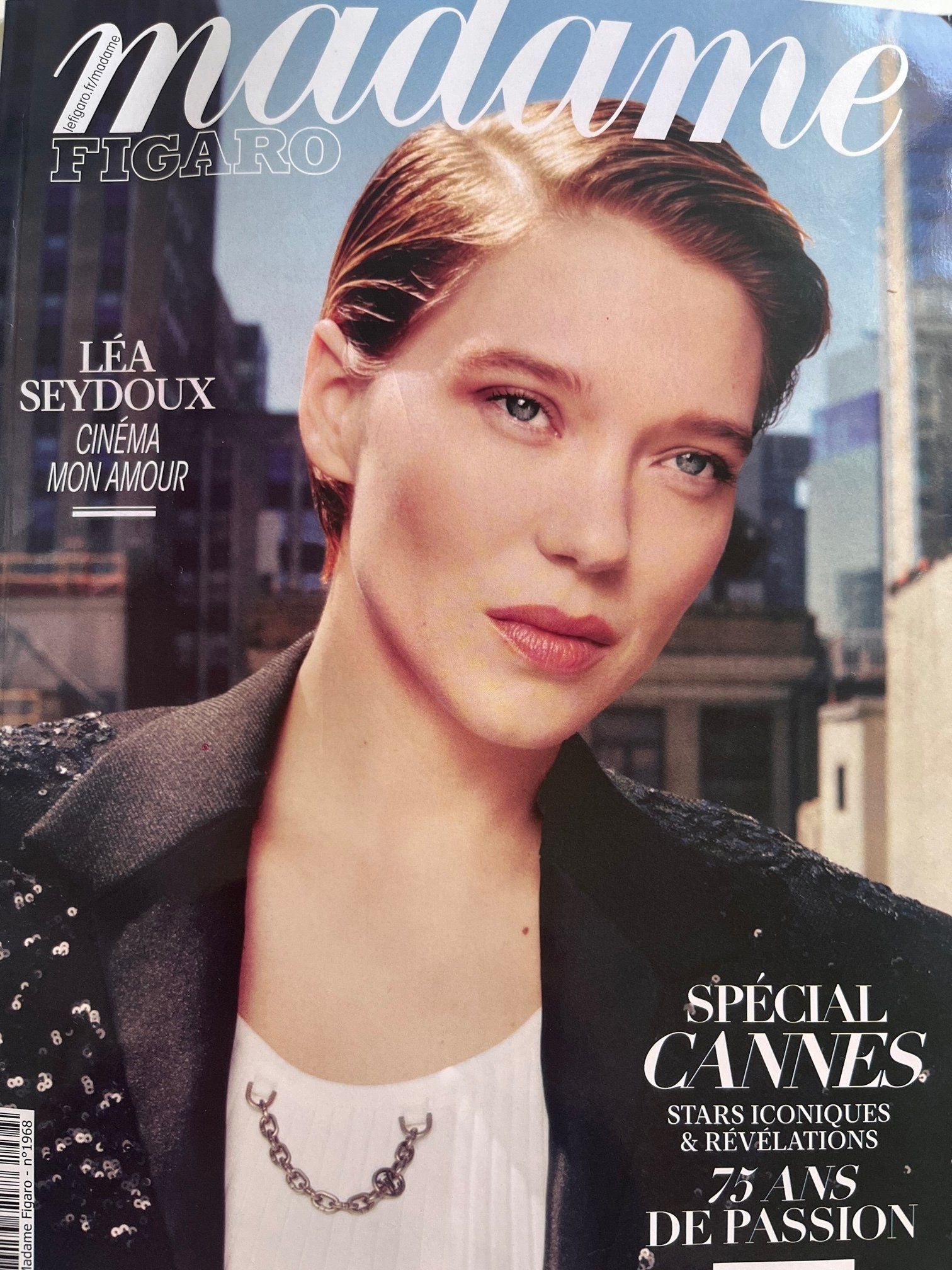 Une femme est sur la couverture d'un magazine appelé madame