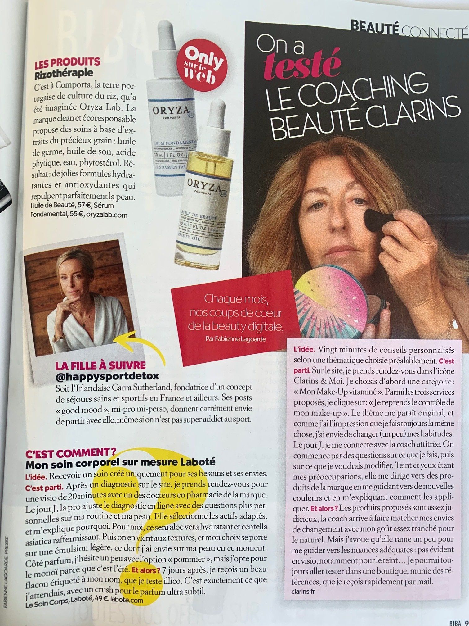 Une femme se maquille le visage dans un magazine.