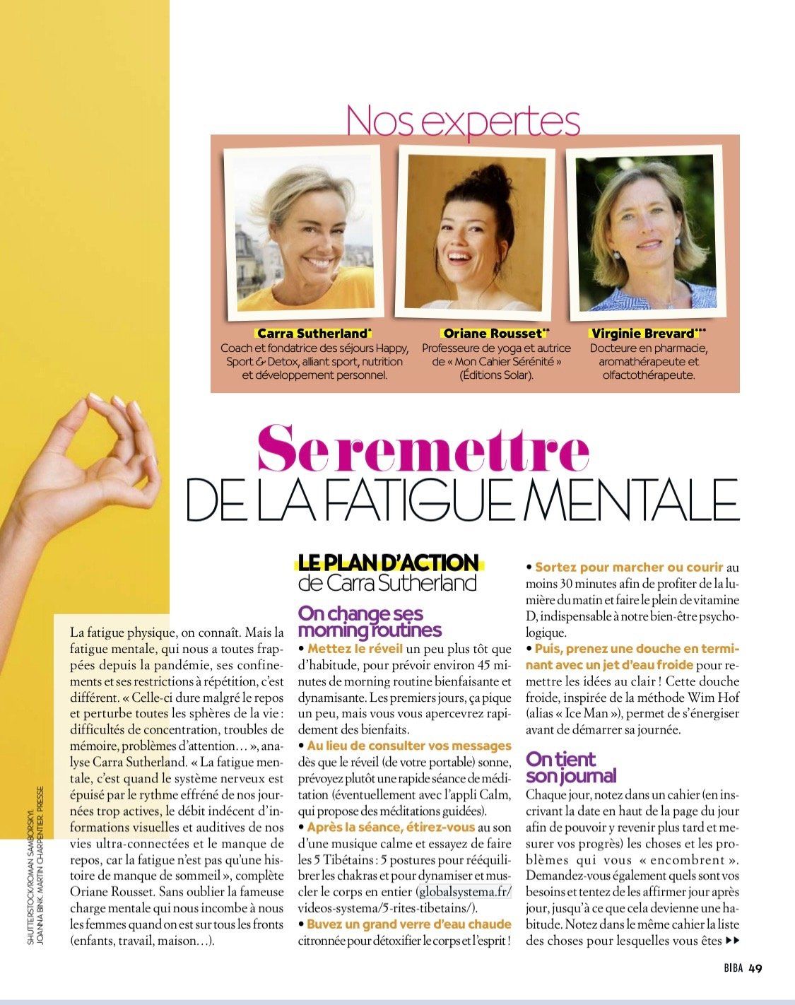Une femme fait un cercle avec sa main dans un magazine.