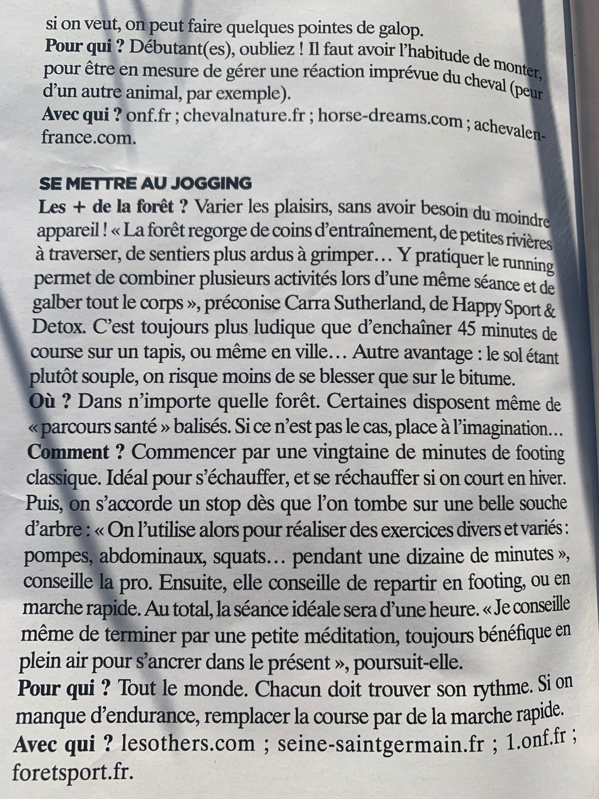 Un morceau de papier avec une écriture française dessus