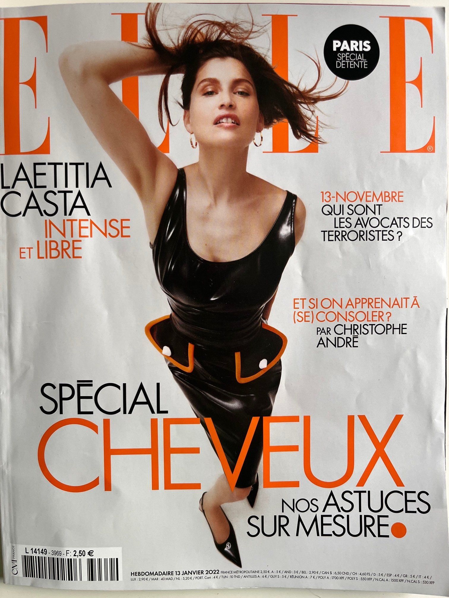 Une femme est sur la couverture d'un magazine appelé elle
