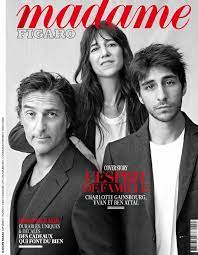 Une photo en noir et blanc de trois personnes sur la couverture d'un magazine.