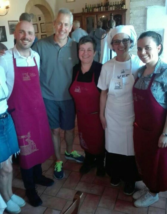 cuoca con staff di cucina