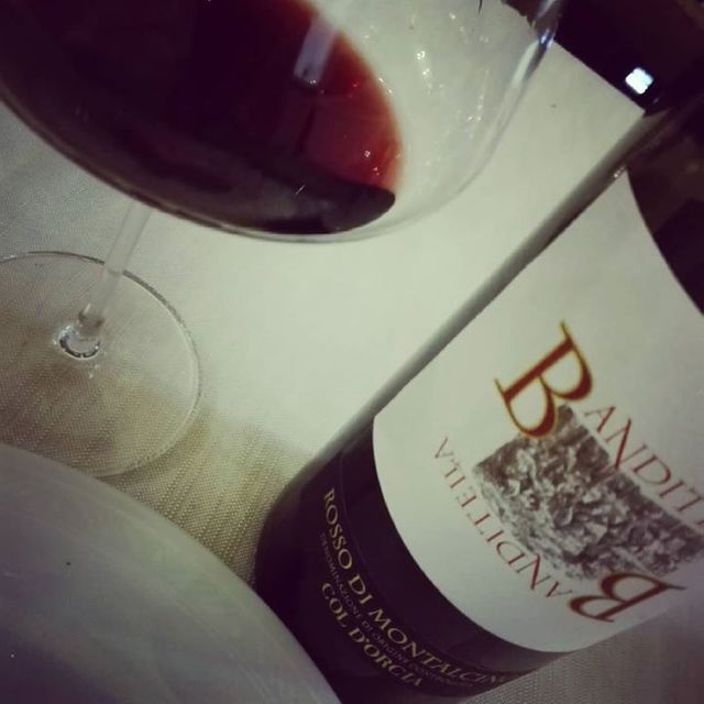 bottiglia di vino rosso toscano