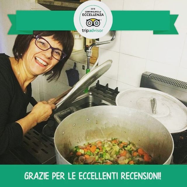 cuoca in cucina