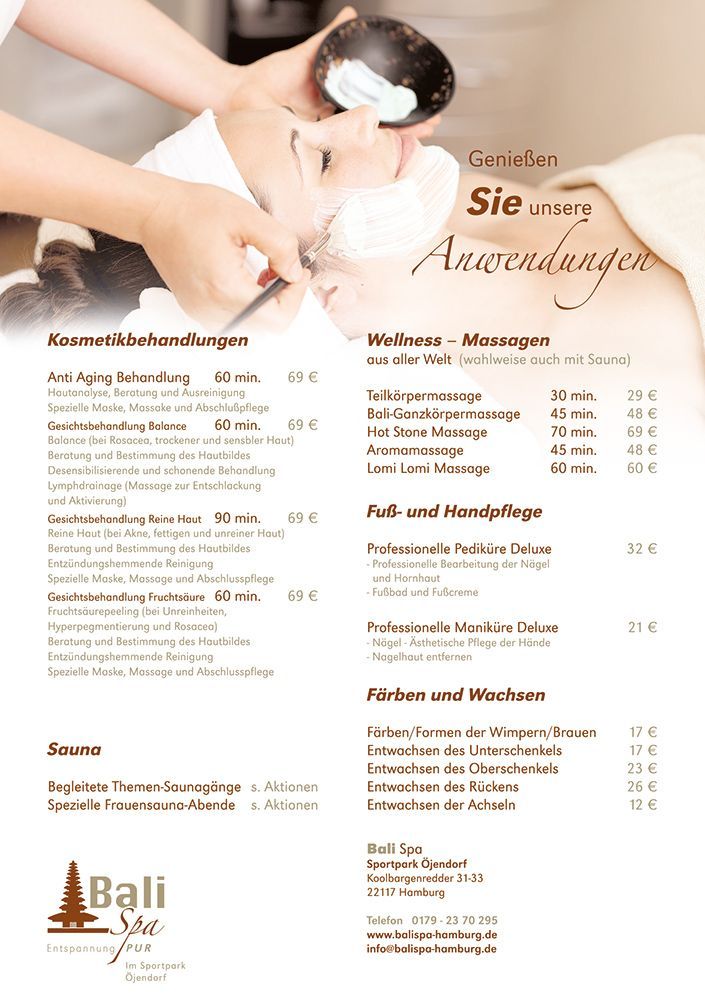 Eine Frau bekommt in einem Spa eine Massage.