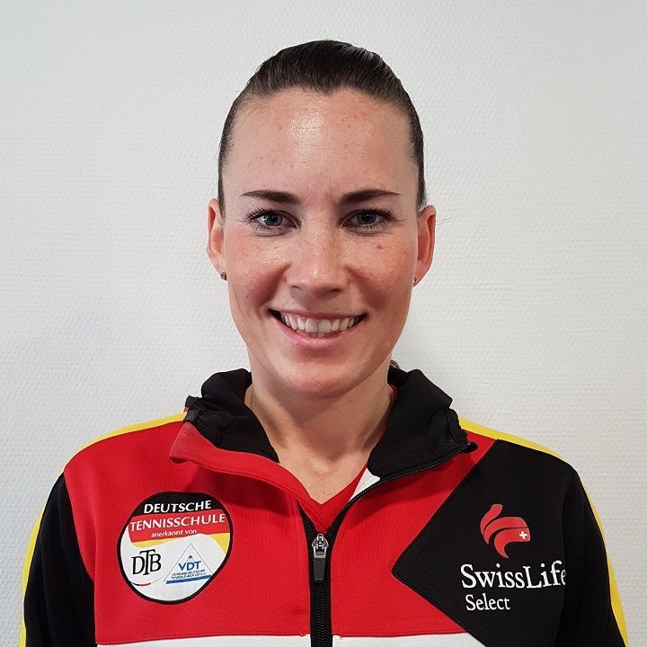 Eine Frau in einer Swisslife Select Jacke lächelt in die Kamera