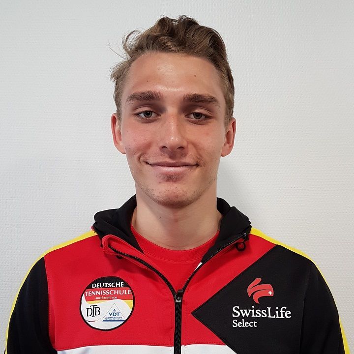 Ein Mann mit einer Schweizer Schwimmweste lächelt in die Kamera