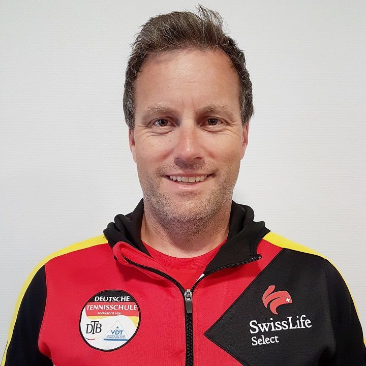 Ein Mann in einer Swisslife Select Jacke lächelt in die Kamera