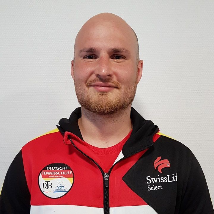 Ein kahlköpfiger Mann mit Bart trägt eine Swiss Life Select Jacke
