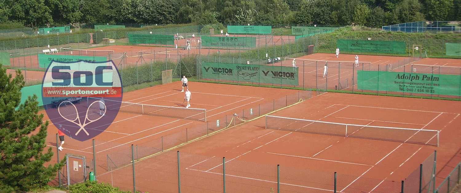 Ein Tennisplatz mit einem SoC-Logo darauf