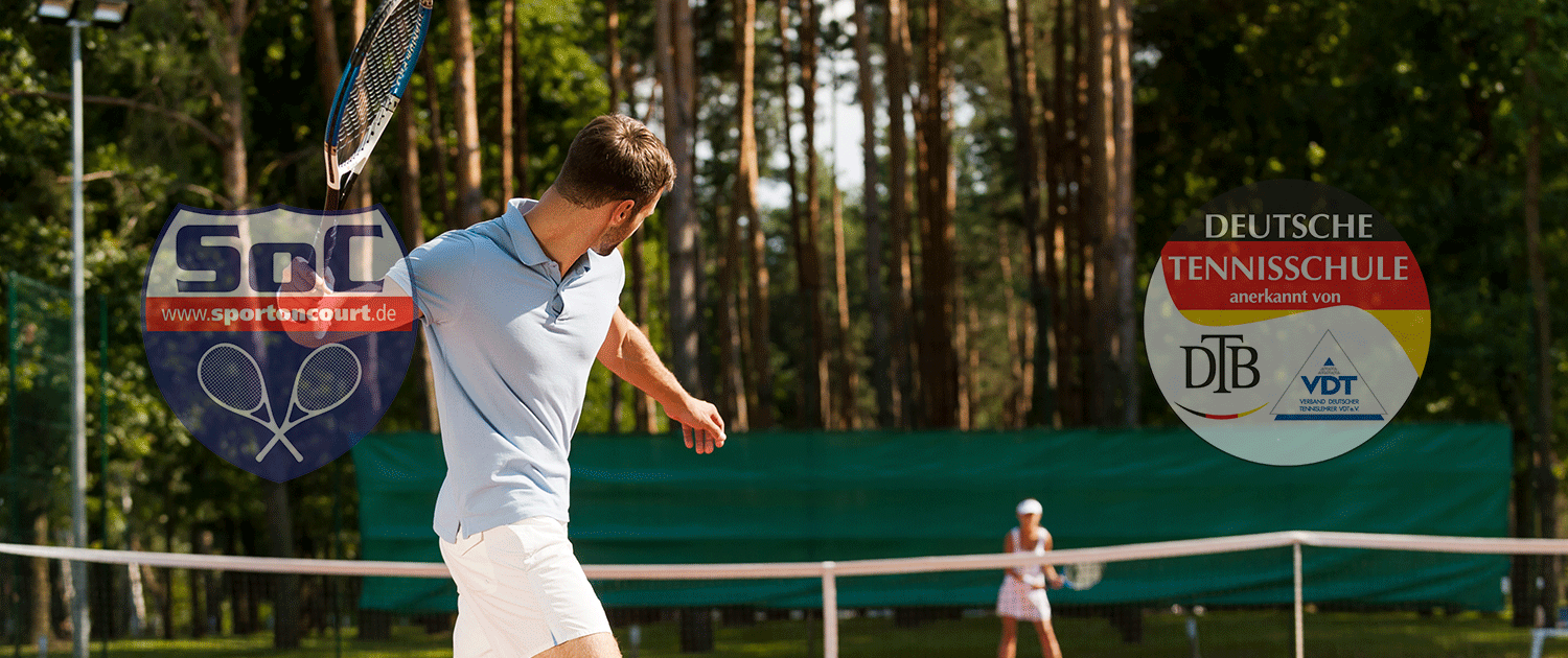 Ein Mann und eine Frau spielen Tennis auf einem Tennisplatz.