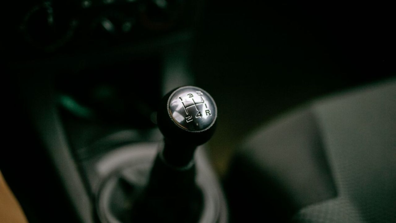 Manual transmission gear stick with a traditional shift pattern