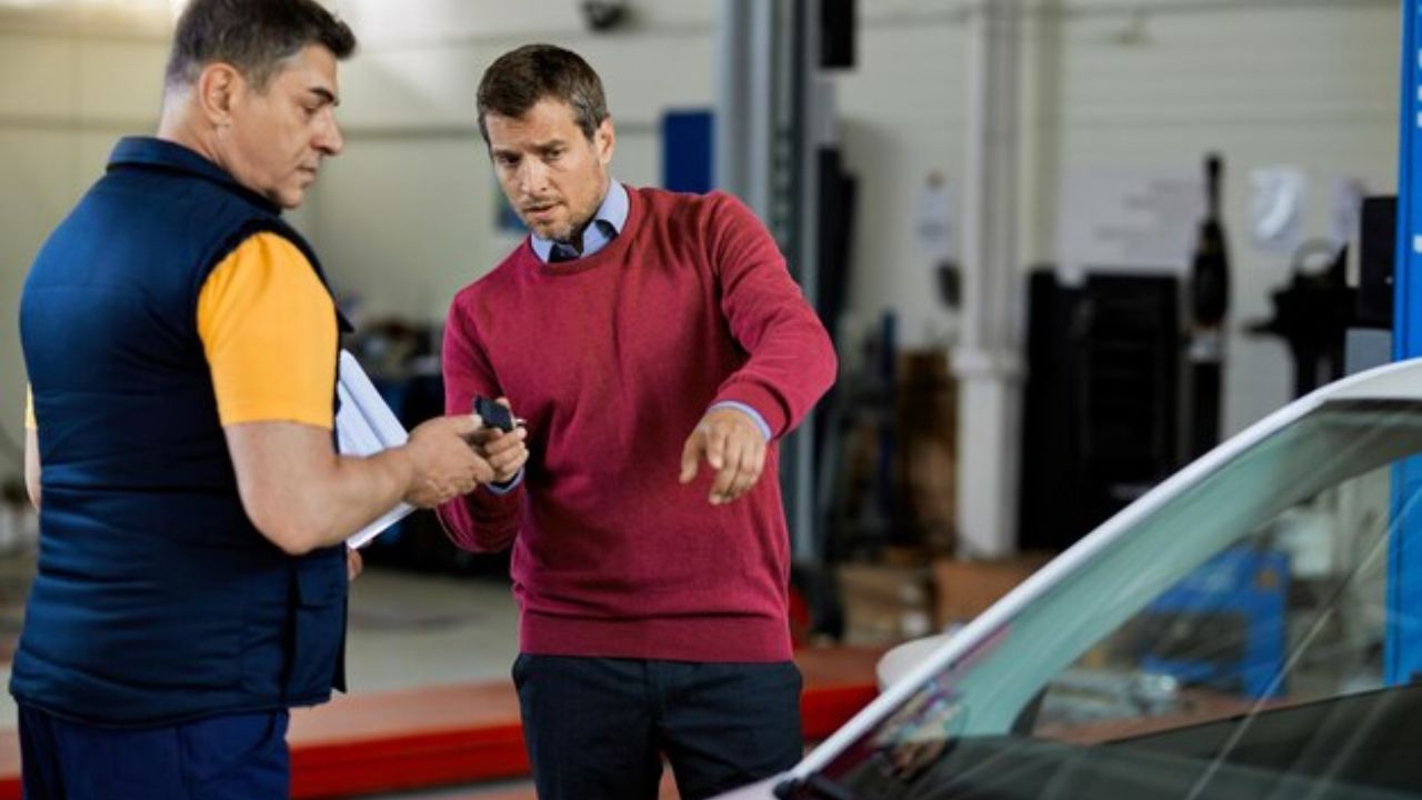 Man explaining a professional what’s wrong with his car