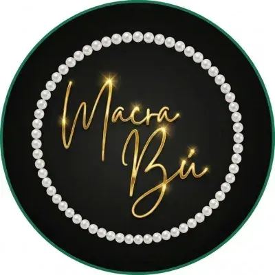 Logotipo dorado de “Mara Bio” en letra cursiva, dentro de un círculo perlado sobre un fondo negro con un borde verde