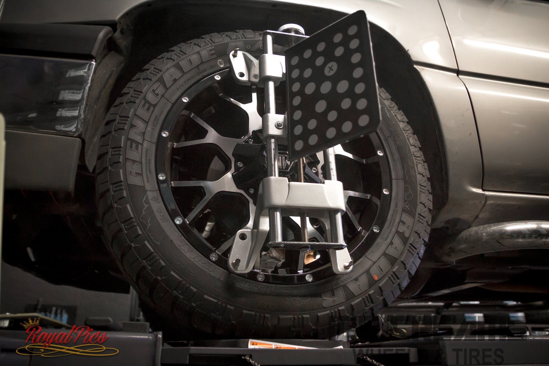Car wheel alignment machine measuring a tire on a vehicle in a garage