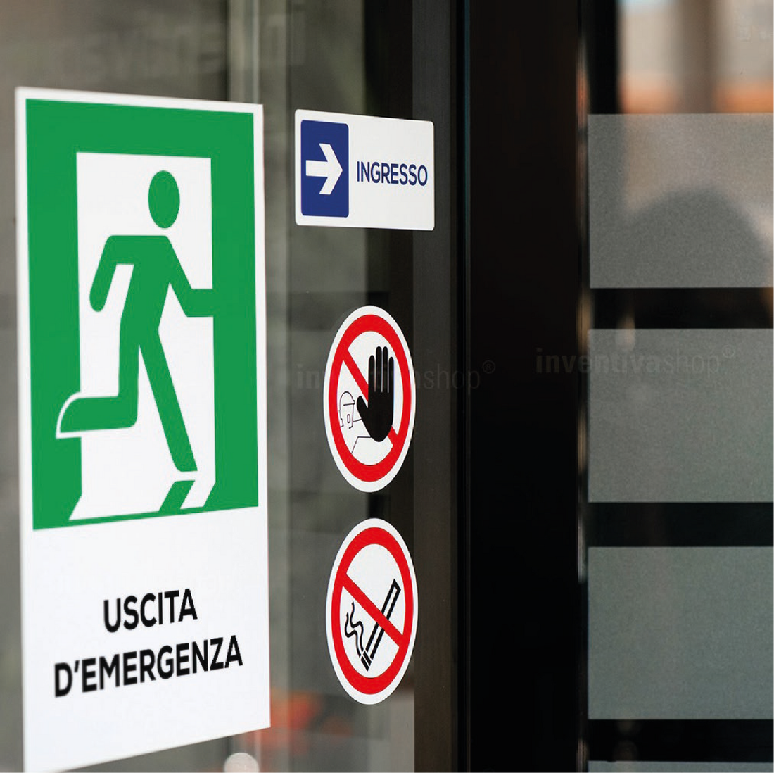 Segnaletica di uscita di emergenza su una porta a vetri