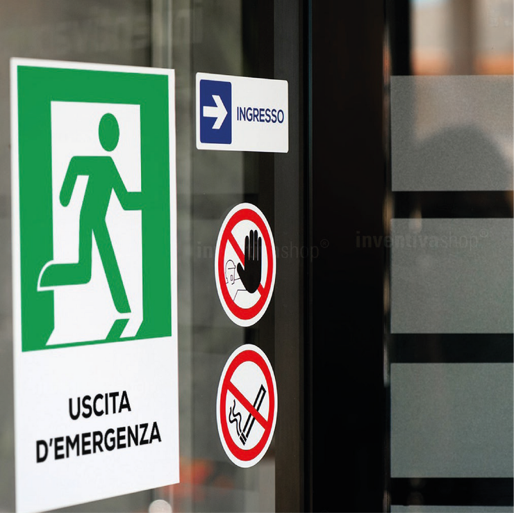Segnaletica di uscita di emergenza su una porta a vetri