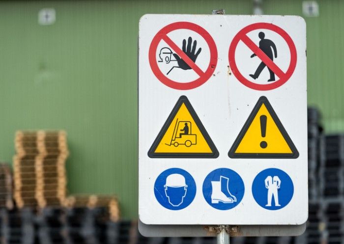 Segnaletica di sicurezza sul luogo di lavoro con simboli di divieto di accesso