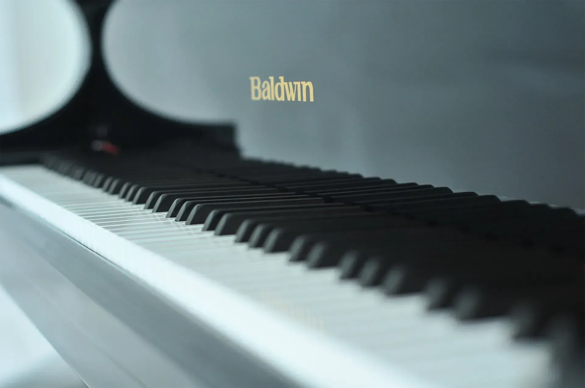 A close up of a baldwin piano keyboard
