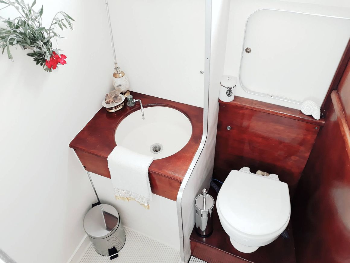 bathroom Chris Craft Corvette 37