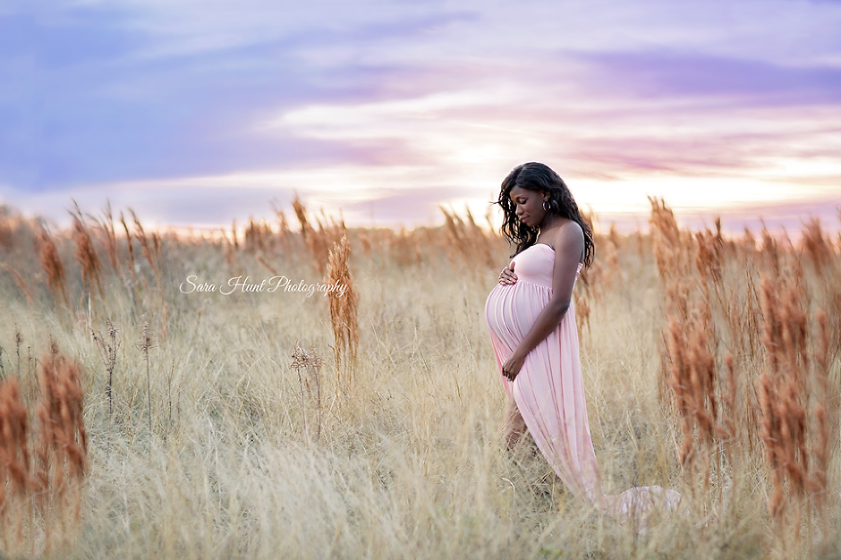 Pregnant woman in grass field — Pearland, TX — Sara Hunt Photography