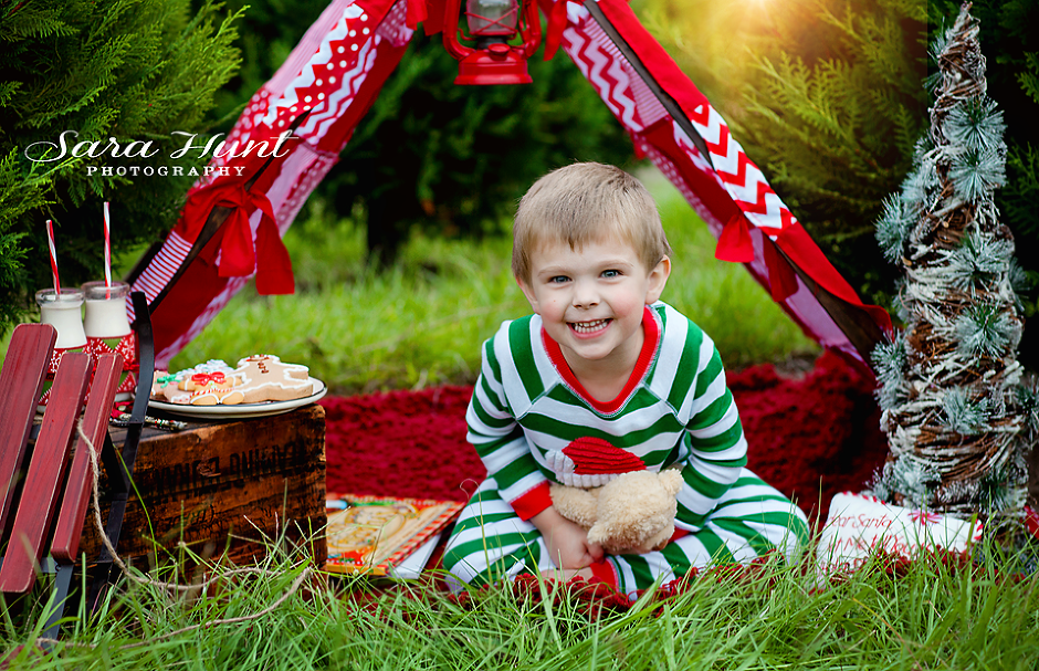 Christmas Tree Farm Snapshot — Kid with Stuffed Toy in Pearland, TX Christmas Tree Farm Snapshot — Kid with Stuffed Toy in Pearland, TX