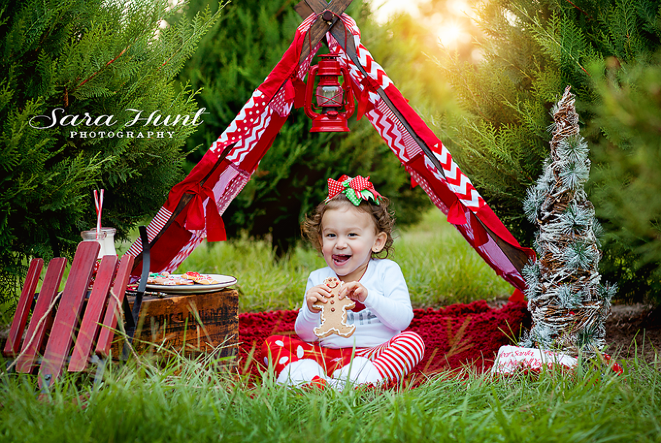 Christmas Tree Photography — Happy Girl Holding Gingerbread in Pearland, TX Christmas Tree Photography — Happy Girl Holding Gingerbread in Pearland, TX