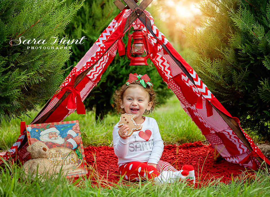 Christmas Tree Portrait — Young Girl Happy Eating in Pearland, TX Christmas Tree Portrait — Young Girl Happy Eating in Pearland, TX