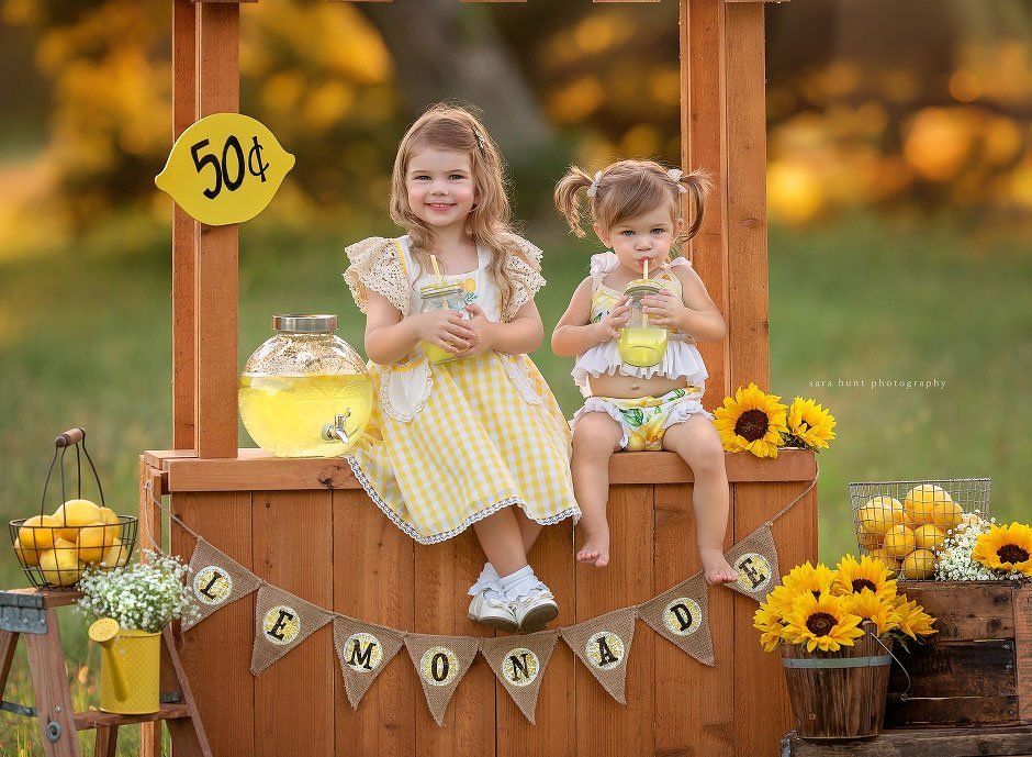 Sisters on lemon stand — Pearland, TX — Sara Hunt Photography
