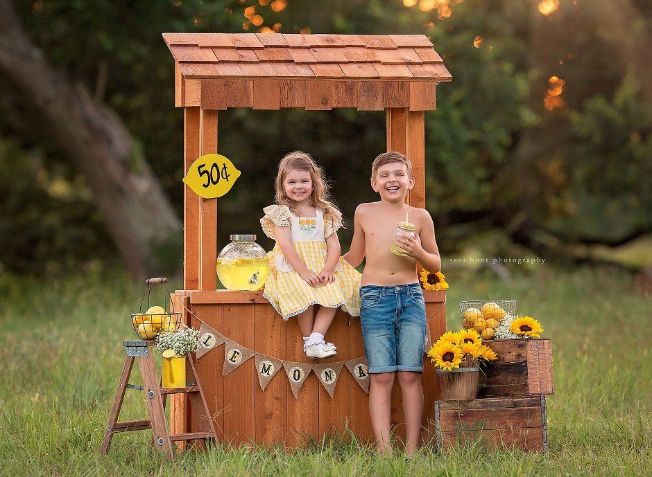 Kids on lemon stand — Pearland, TX — Sara Hunt Photography