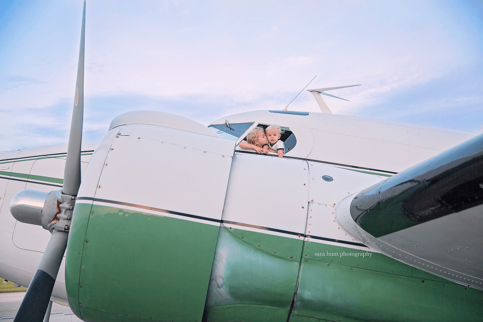 Sibling inside the plane — Pearland, TX — Sara Hunt Photography