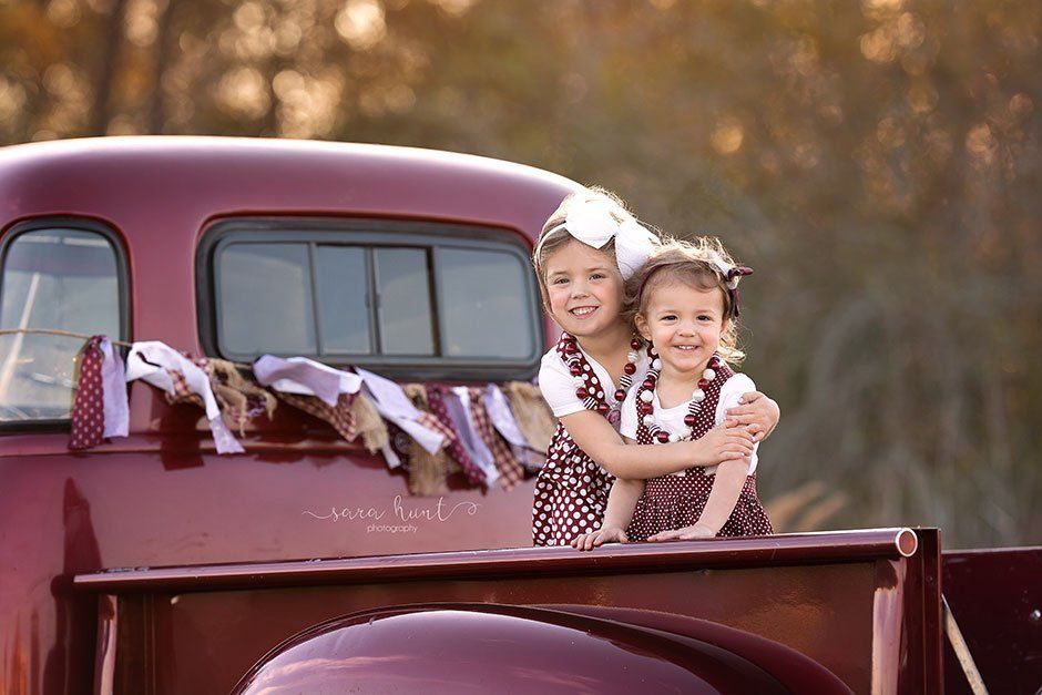 Sister hugging baby sister — Pearland, TX — Sara Hunt Photography