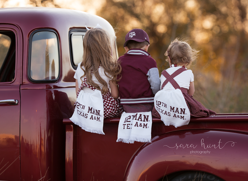 Sibling showing their back — Pearland, TX — Sara Hunt Photography