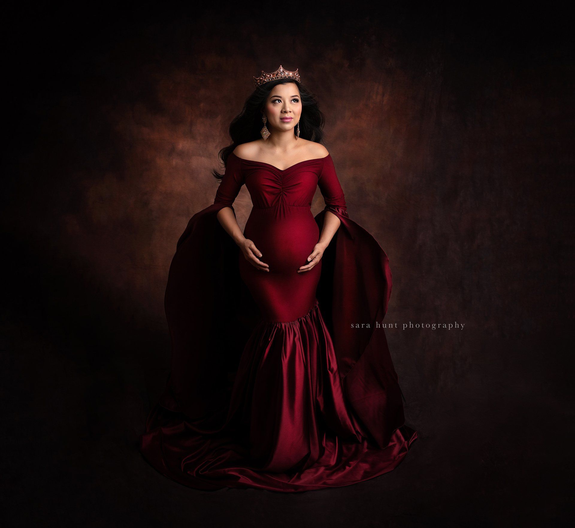 Pregnant woman wearing red dress and crown — Pearland, TX — Sara Hunt Photography Pregnant woman wearing red dress and crown — Pearland, TX — Sara Hunt Photography