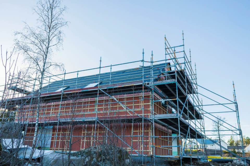 casa in costruzione con ponteggi a trieste