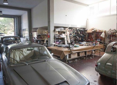 Un'auto è parcheggiata in un garage con altre auto.