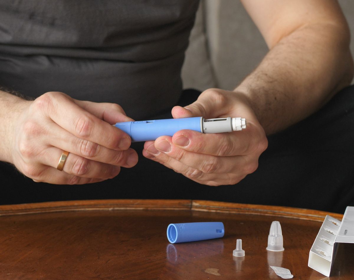 Você já ouviu falar sobre o Ozempic, o medicamento que ganhou destaque no tratamento do diabetes tipo 2 e da perda de peso? 
Embora seus benefícios sejam amplamente reconhecidos, é importante entender como ele pode impactar a saúde intestinal, especialmente a microbiota.
Muitos pacientes relatam sintomas como intestino preso, inchaço e desconforto abdominal após iniciar o uso do Ozempic. 
