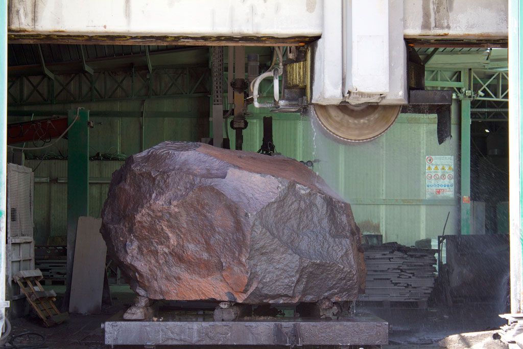 processo di realizzazione del pavimento in pietra lavica