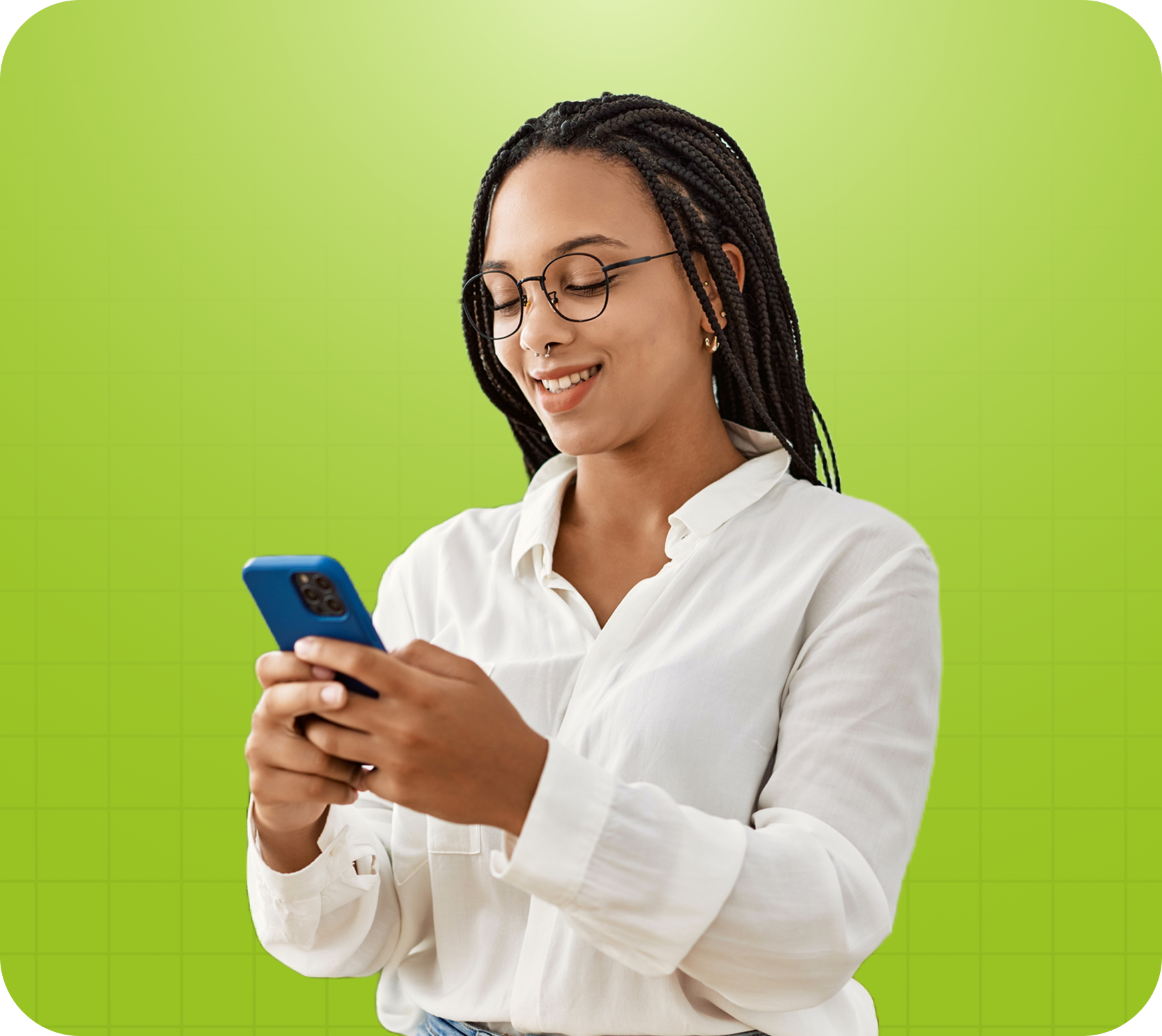 Mujer con camisa blanca sonriendo a un teléfono azul sobre un fondo verde brillante.