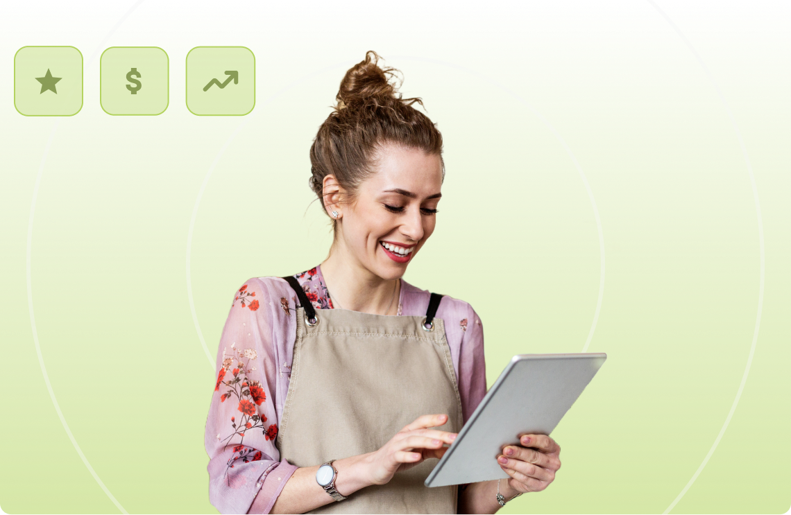 Persona sonriente usando una tableta sobre un fondo verde claro con pequeños iconos de aplicaciones.
