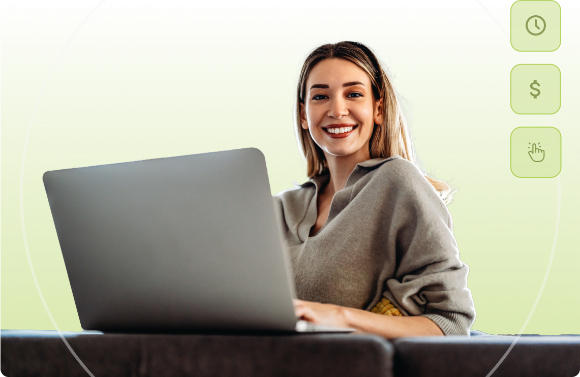 Mujer sonriente usando una computadora portátil en un sofá, con un fondo verde claro y pequeños íconos de aplicaciones.