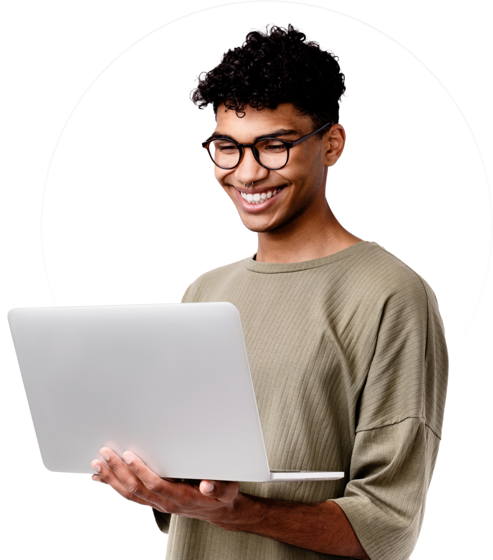 Persona sonriente usando una computadora portátil plateada sobre un fondo blanco.