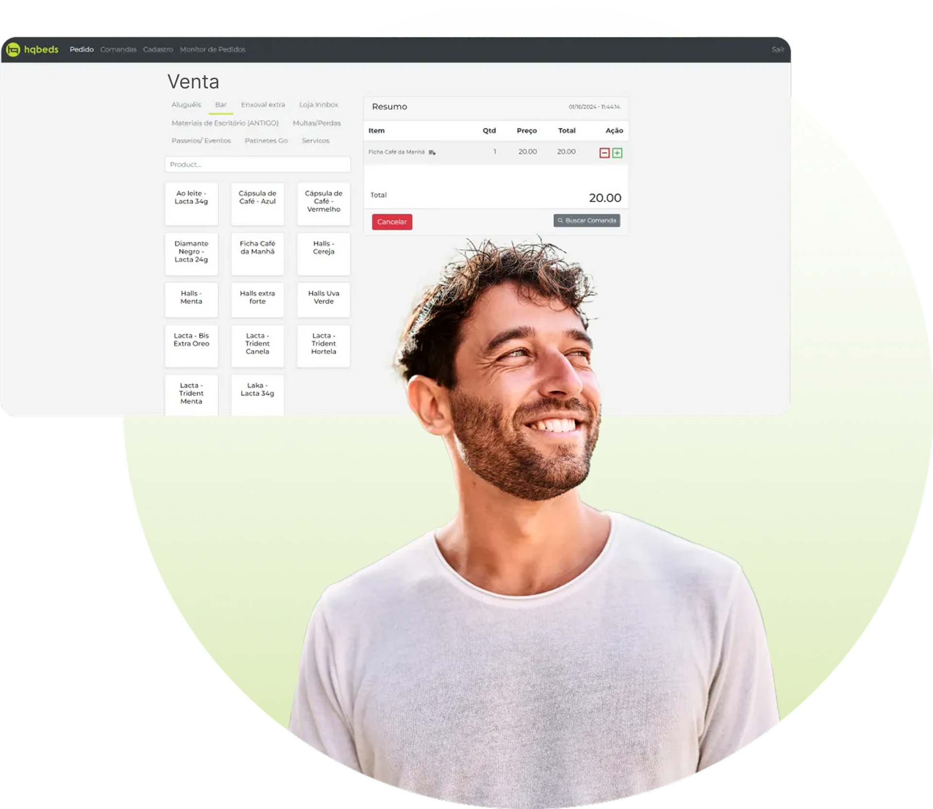 Hombre sonriente con camisa blanca frente a un panel de control web sobre un fondo verde claro.