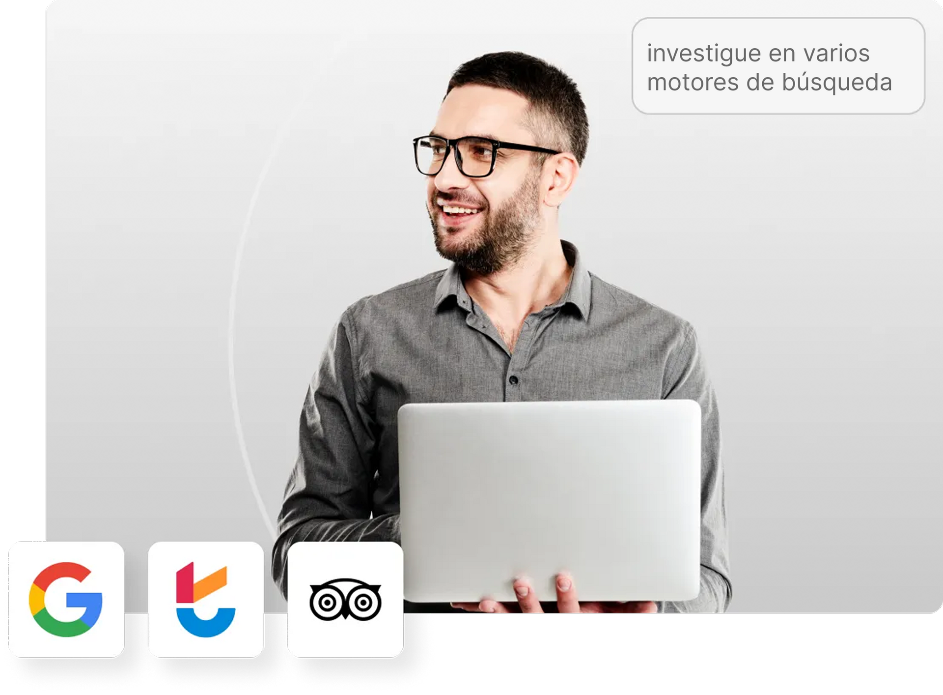Man smiling behind a laptop with search engine icons and a speech bubble saying “investigue en varios motores de búsqueda”