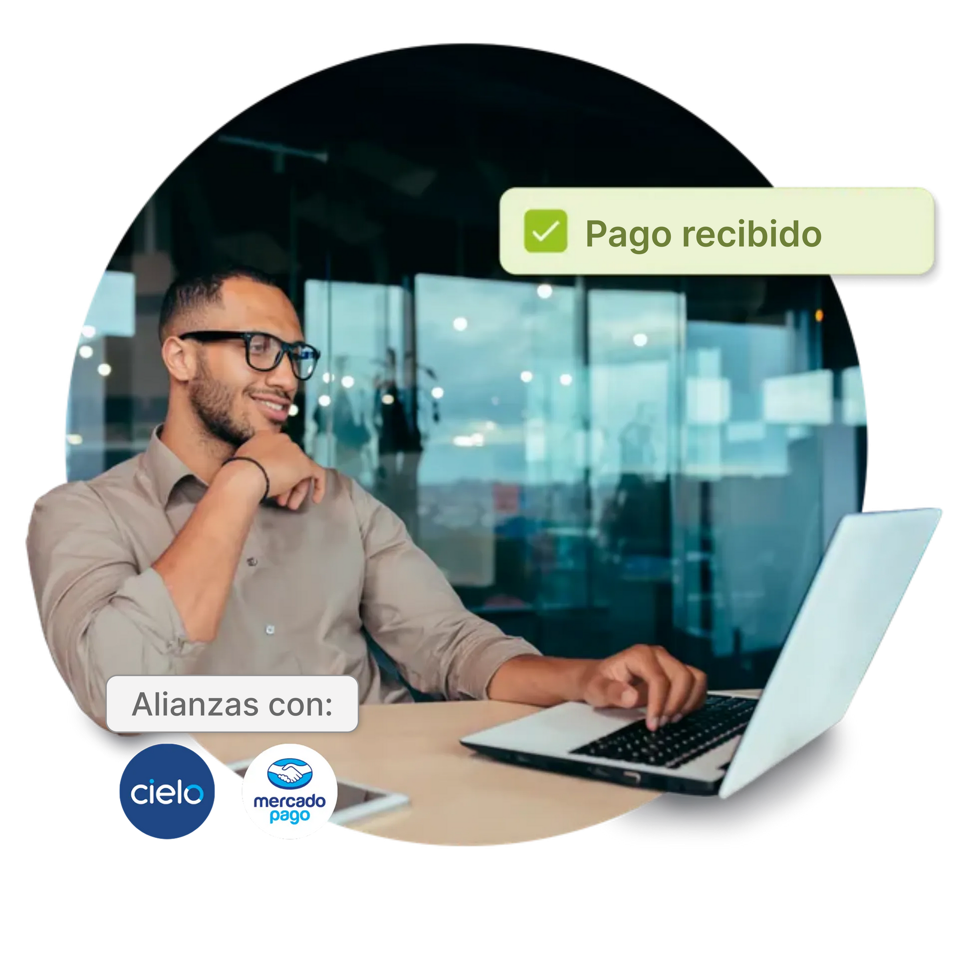 Hombre sonriente usando laptop en oficina, con aviso verde “Pago recibido” y logos de alianzas