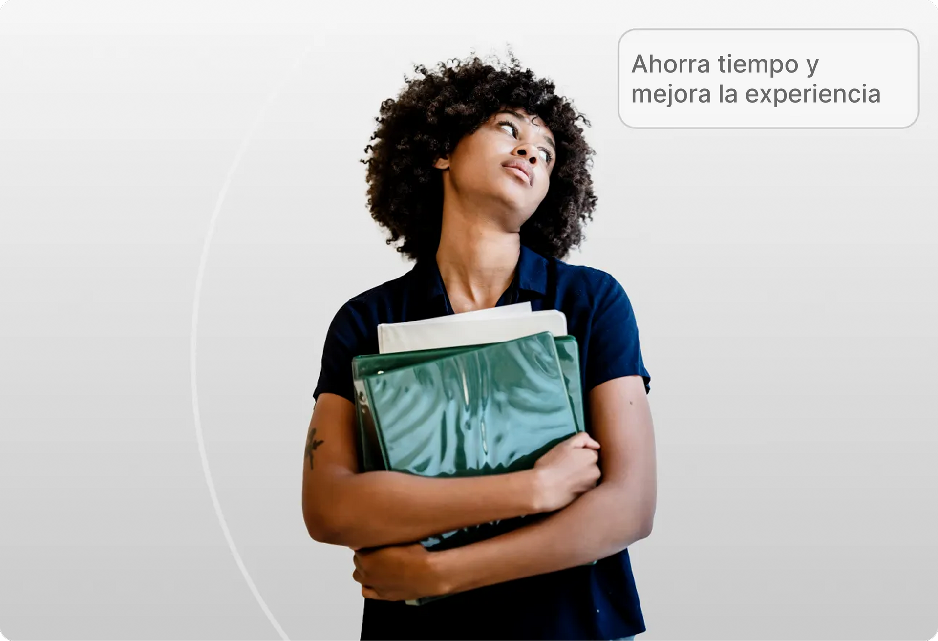 Persona sonriente con carpetas, abrazando una carpeta verde frente a fondo claro; texto: “Ahorra tiempo y mejora la experiencia”
