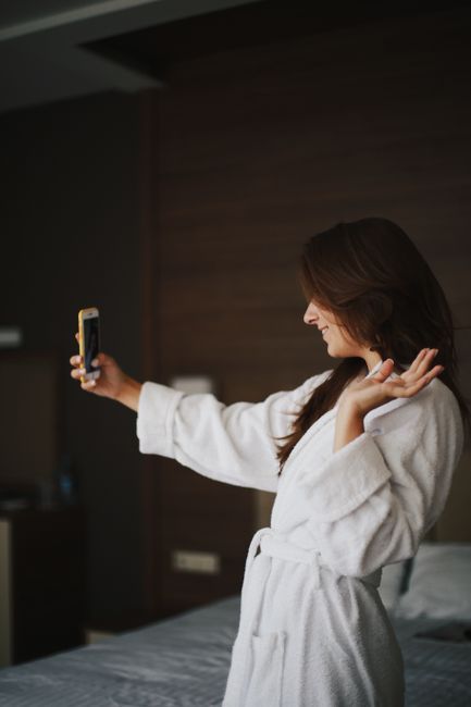 Creador de contenido grabando video de TikTok en hotel boutique LATAM 2026