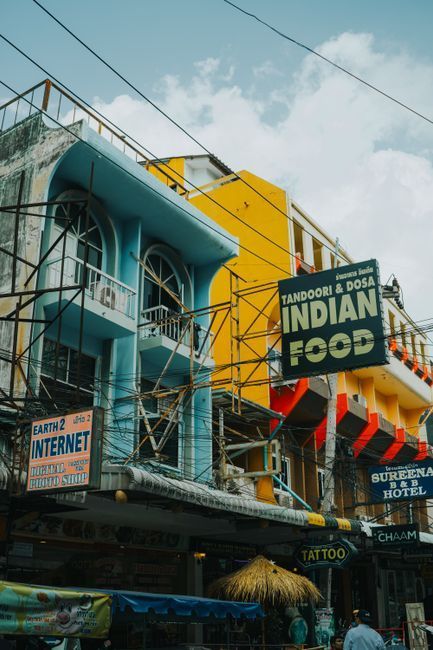 Gestor hotelero analizando campañas de Google Ads para su hotel independiente LATAM 2026