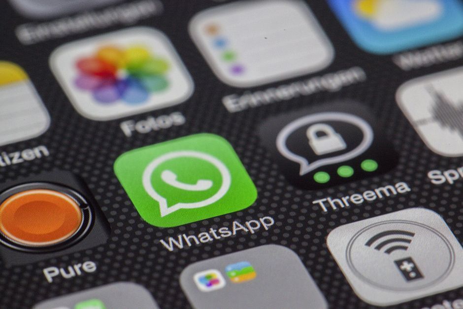 Recepcionista atendiendo huéspedes por WhatsApp Business en hotel independiente LATAM 2026